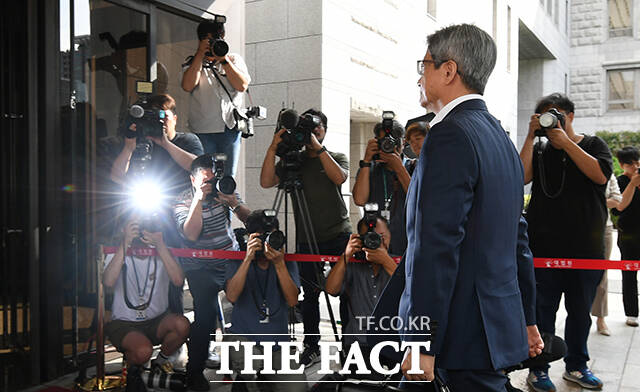 김명수 대법원장이 지난 8월 23일 오전 서울 서초구 대법원으로 출근하고 있다. /박헌우 기자
