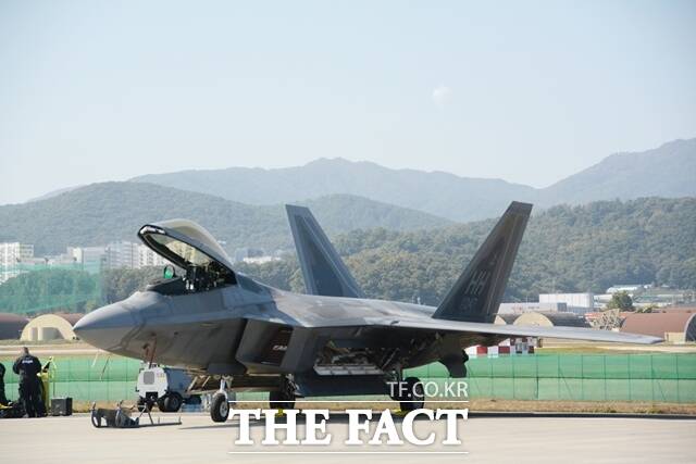 16일 성남공항에서 열린 ADEX 2023 미디어 공개 행사에 전시된 미국 공군의 F-22 랩터의 모습. /김태환 기자
