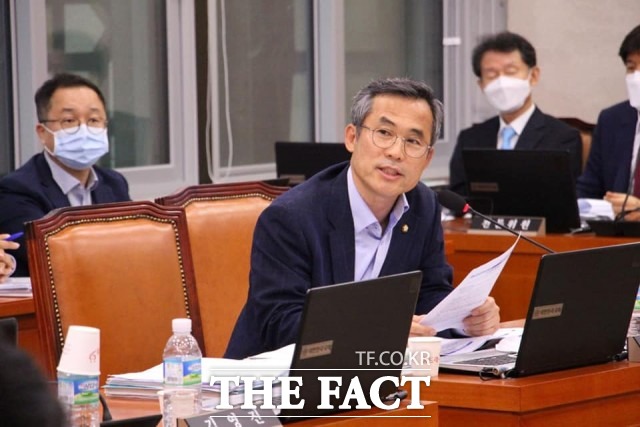 더불어민주당 김승남 의원이 피감기관을 대상으로 질문하고 있다. / 더팩트 DB