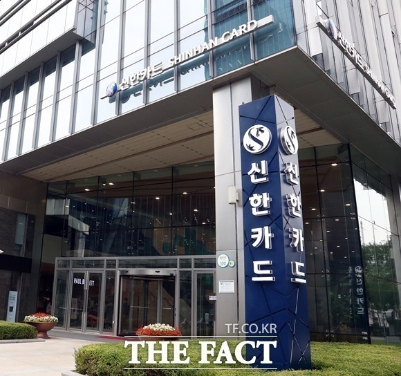 신한카드가 LG유플러스와 제휴해 화물운송 중개 플랫폼 화물잇고에 참여한다. /신한카드