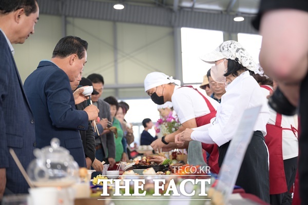 백성현 논산시장이 제22회 연산대추문화축제 시식코너에서 대추를 원재료로 한 음식과 대추 차 등을 시식하고 있다./논산시