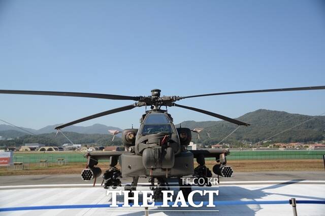 16일 성남공항에서 열린 서울 국제 항공우주 및 방위산업 전시회 2023(ADEX 2023) 프레스 데이 행사 중 지상 전시된 AH-64E 아파치 가디언의 모습. /김태환 기자