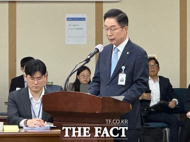 임종식 경북도교육감이 17일 국정감사에서 선서를 하고 있다. / 대구 = 박성원 기자