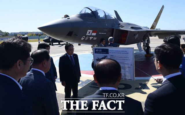 국회 국방위원회 한기호 위원장을 비롯한 소속 의원들이 17일 오전 경남 사천시 사남면 한국항공우주산업(KAI) 본사를 방문해 한국형 전투기 KF-21을 살펴보고 있다.