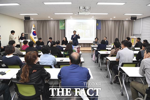 완주군이 17일 삼봉신도시에서 고운삼봉도서관 건립사업 주민설명회를 갖고 있다./완주군