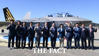  한국형 전투기 KF-21 현장 점검 나선 국회 국방위 [TF사진관]