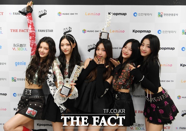 걸그룹 뉴진스가 10월 10일 인천남동체육관에서 열린 2023 더팩트 뮤직 어워즈에서 2관왕을 차지한 소감을 밝혔다. /배정한 기자