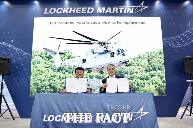 조우래 KAI 글로벌수출전략본부장(왼쪽)과 다나 피아타론 미국 록히드마틴·시코르스키 해병대 시스템 부사장이 상호 협력의향서를 체결했다./KAI