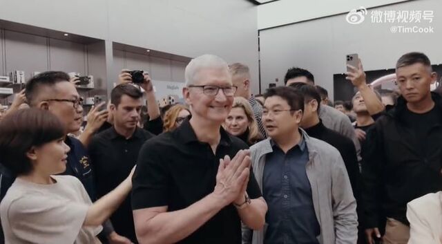 팀 쿡 애플 최고경영자(CEO)가 17일(현지시각) 중국 청두 애플스토어에 방문했다. /팀 쿡 웨이보 계정 캡처