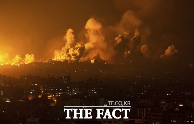 8일(현지시각) 팔레스타인 가자지구에 이스라엘의 공습 이후 화염과 연기가 솟아오르고 있다. /뉴시스