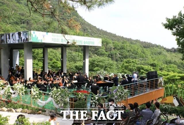 전남 해남군은 흑석산자연휴양림 유아숲체험원 야외무대에서 오는 21일과 28일 2차례에 걸쳐 숲속 음악회를 연다고 18일 밝혔다./해남군