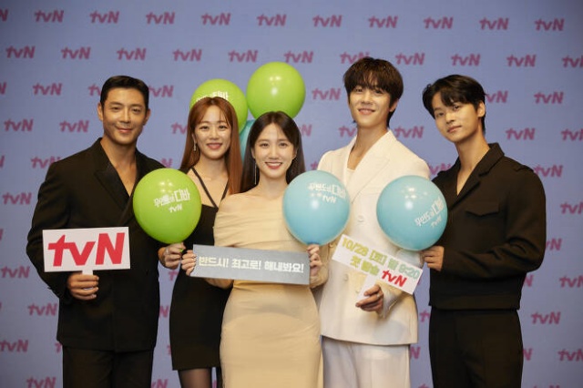 배우 김주헌 김효진 박은빈 채종협 차학연(왼쪽부터 차례대로)이 tvN 새 토일드라마 무인도의 디바 제작발표회에 참석했다. /tvN