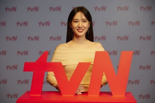 tvN 새 토일드라마 무인도의 디바 오충환 감독이 배우 박은빈을 캐스팅할 수 있어 다행이었다고 밝혔다. /tvN