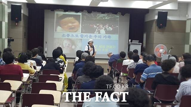 서울 강서구(구청장 진교훈)가 손자녀 양육에 어려움을 겪는 조부모들을 위해 올바른 육아법과 육아 스트레스 해소법 등 육아 꿀팁 전수에 나선다. 강서구 조부모 손자녀 양육교실 모습. /강서구