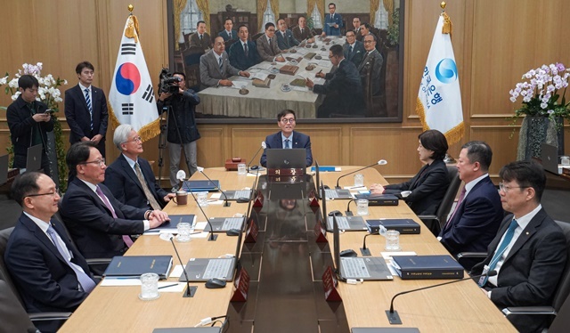 이창용 한국은행 총재가 19일 서울 중구 한국은행에서 열린 금융통화위원회 본회의를 주재하고 있다. /사진공동취재단