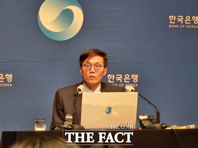 이창용 한국은행 총재가 19일 오전 금융통화위원회 통화정책방향 회의 후 기자간담회에서 취재진의 질문에 답하고 있다. /이선영 기자