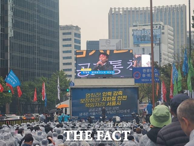 서울교통공사노조가 내달 9일 총파업을 앞두고 오세훈 시장에게 인력 감축안을 철회할 것을 촉구했다. 현정희 민주노총 공공운수노조 위원장이 19일 오전 시청 앞에서 열린 결의대회에서 발언하고 있다. /장혜승 기자