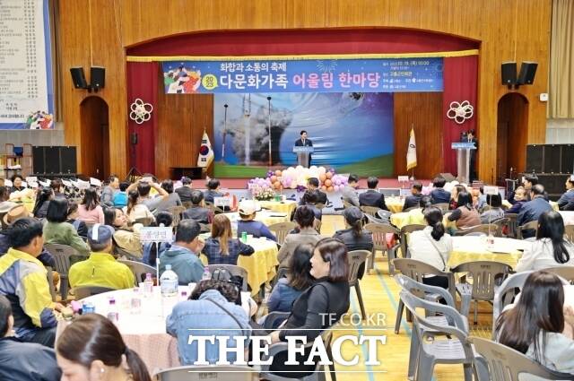 전남 고흥군은 19일 군민회관에서 군민과 다문화 가족 등 500여명이 참석한 가운데 ‘2023년 다문화 가족 어울림 한마당’을 개최했다고 20일 밝혔다./고흥군