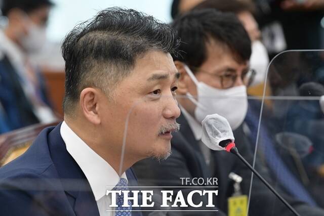 금융감독원 자본시장특별사법경찰(특사경)이 김범수 카카오 전 이사회 의장에게 출석해 조사를 받으라고 통보했다. 사진은 김범수 카카오 전 이사회 의장. /더팩트 DB