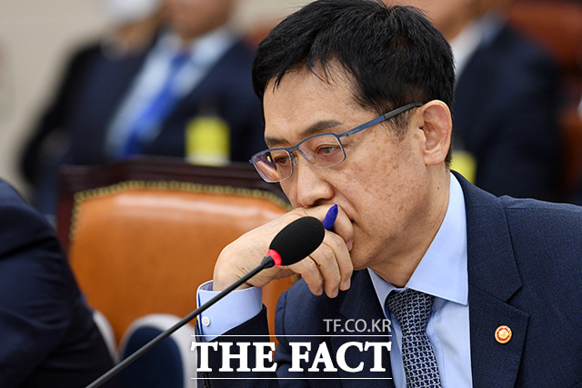 김주현 금융위원장은 지난 11일 국회에서 열린 정무위원회의 국정감사에서 공매도 전산시스템 구축이 어렵다는 견해를 밝혔다. /남용희 기자
