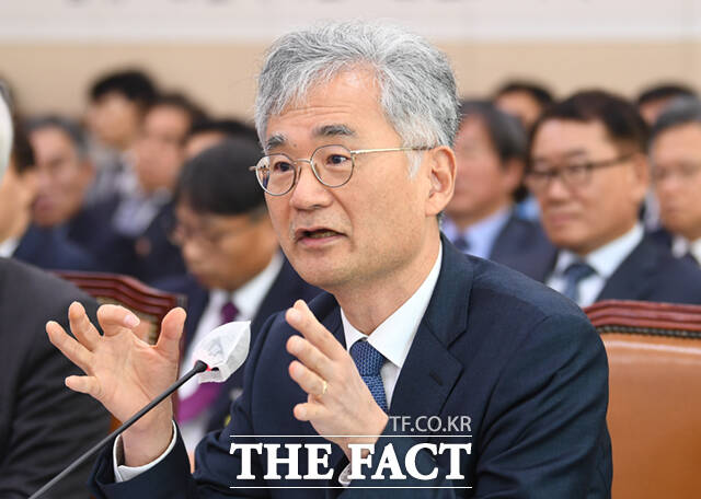 김흥준 부산고등법원장이 국회 법제사법위원회 국정감사에 출석해 의원 질의에 답하고 있다.