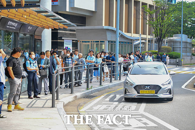 지난 6월 27일 오전 서울 용산구 일대 시민들이 택시를 이용하기 위해 기다리고 있다. /장윤석 인턴기자