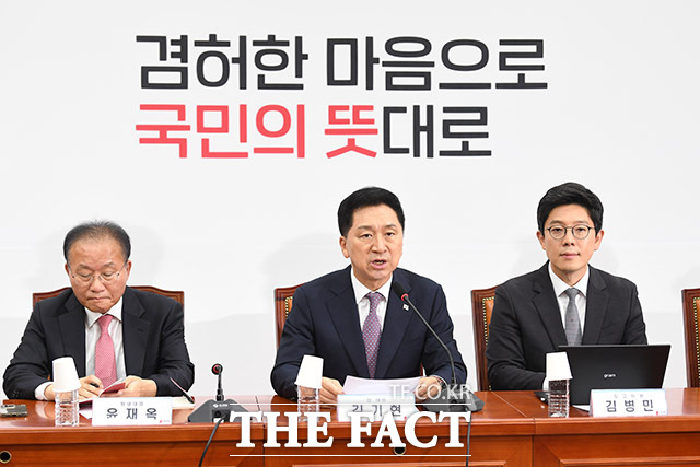 지난 19일 김기현 국민의힘 대표(가운데)가 국회에서 열린 최고위원회의에서 발언하는 모습. /남용희 기자