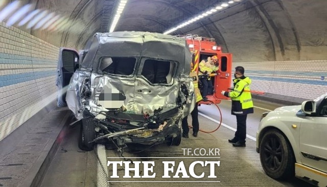 21일 오전 8시 56분께 충북 보은 당진~영덕고속도로 수리티 터널에서 고속버스가 15인승 승합차를 들이받아 3명이 숨지고 10명이 다쳤다. / 충북소방본부