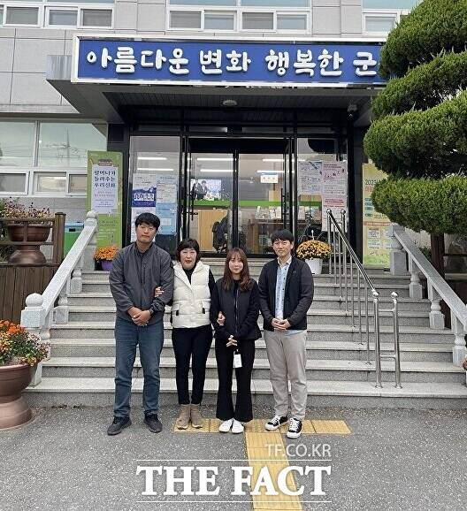 장진옥씨(왼쪽 두번째)와 그를 구한 군위군청 직원들이 기념촬영을 하고 있다/군위군