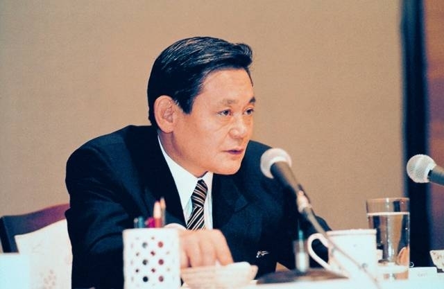 삼성은 오는 25일 이건희 선대회장 3주기 추도식을 열 것으로 예상된다. 사진은 1993년 신경영을 선언할 당시 이건희 선대회장. /삼성전자
