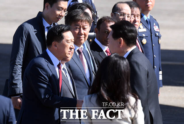 윤 대통령은 출국 전 한덕수 국무총리에게 내각은 제대로 된 현장 민심 청취에 힘써달라고 당부했다. 21일 오후 경기 성남시 서울공항에서 사우디아라비아와 카타르 순방길에 오르는 전 김기현 국민의힘 대표와 인사하는 윤 대통령. /이새롬 기자