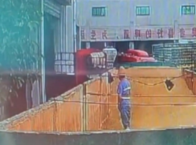중국 칭다오 맥주 생산공장에서 직원이 원료에 소변을 보는 것으로 추정되는 영상이 외부에 공개돼 논란이 일고 있다. /서경덕 교수 SNS 갈무리