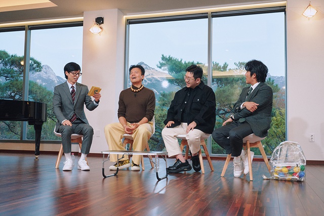 박진영 JYP CCO, 방시혁 하이브 의장이 유 퀴즈 온 더 블럭에 출연한다. 사진은 유 퀴즈 온 더 블럭을 촬영 중인 유재석 박진영 방시혁 조세호(왼쪽부터)다. /tvN