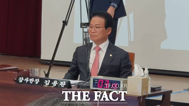 23일 국민의힘 김용판 의원이 대구시 국정감사에서 권영진 전 대구시장이 신청사건립기금을 유용한 것에 대해 속죄해야 한다고 지적했다 / 대구 = 김채은 기자