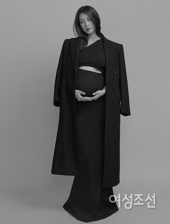 둘째 출산을 앞둔 배우 강소라가 빠른 복귀를 원한다고 말했다. /여성조선
