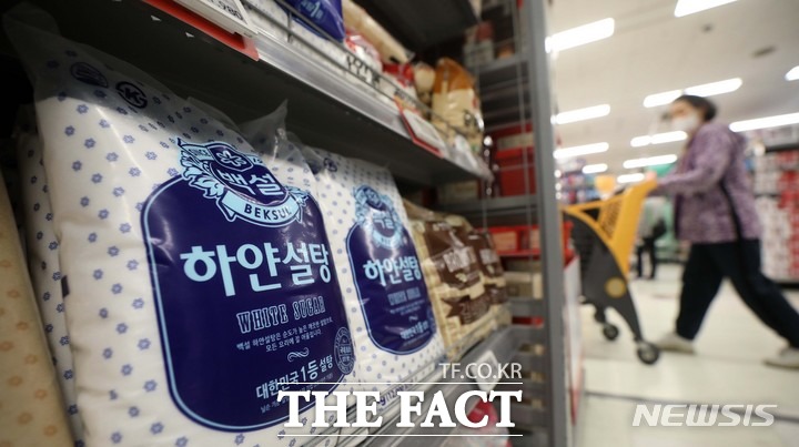 국제 설탕 가격이 올라 업계의 원가 부담이 커지자, 정부가 원당 할당관세 적용 연장을 검토하기로 했다. 서울 시내의 한 대형마트에서 진열된 설탕./뉴시스