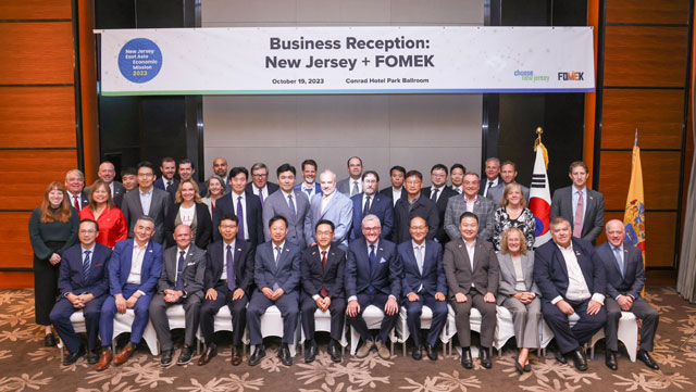 한국중견기업연합회와 미국 뉴저지州 투자청이 공동 주관한 비즈니스 리셉션에 참석한 주요 인사들이 사진 촬영을 하고 있다. /오스템임플란트