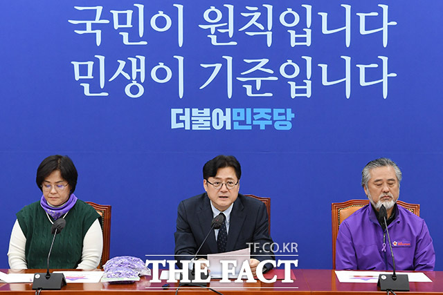 10.29 이태원참사 유가족과 만난 홍 원내대표(가운데).