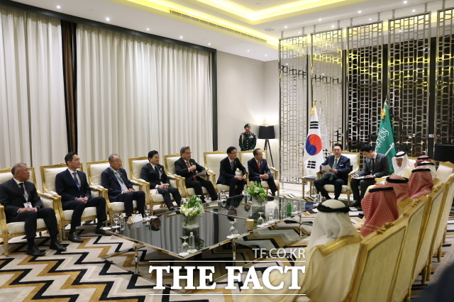 한국과 사우디아라비아는 43년 만에 공동성명을 채택했다. 22일(현지시간) 리야드 한 호텔에서 열린 한-사우디 투자 포럼에 앞서 주요 참석자들과 환담을 하고 있는 윤 대통령. /대통령실 제공