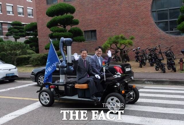 남서울대학교가 24일 ‘스마트모빌리티 실증단지’ 개소식을 개최하고 미래형 모빌리티 분야 선점에 나섰다. 윤승용 남서울대 총장과 드라이브텍 관계자가 자율주행 차량을 시범운행 하는 모습. / 남서울대학교