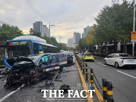 24일 오후 부산 북구의 한 교차로서 6중 추돌 사고가 나 10명의 사상자가 발생했다. /부산경찰청