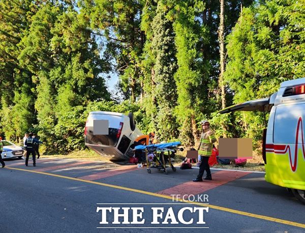 25일 오전 9시 24분쯤 제주도 서귀포시 1100도로에서 렌터카 차량이 전복되는 사고가 발생했다. 탑승자 7명은 자력으로 탈출했으나 경상을 입어 병원으로 이송 중이다./제주도소방안전본부