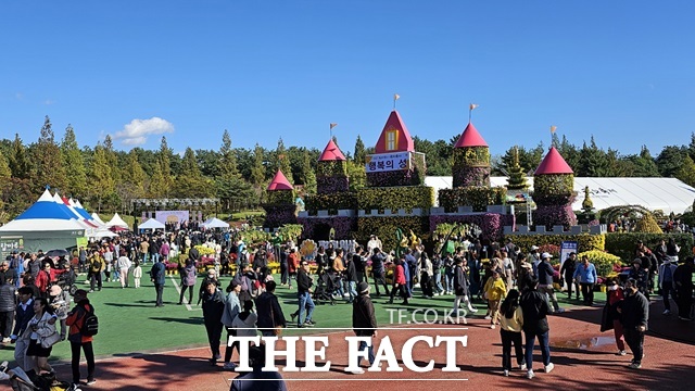 지난 20일부터 29일까지 열리고 있는 제20회 천만송이 국화축제장 모습./익산시