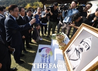  홍범도 장군 묘역 앞에서 만난 박민식 장관-우원식 의원 [포토]