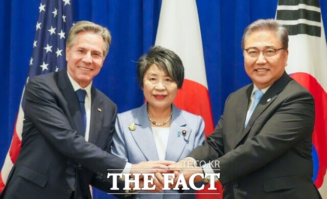 박진 외교부 장관(오른쪽), 토니 블링컨 미국 국무장관(왼쪽), 가미카와 요코 일본 외무대신(가운데)이 지난달 22일(현지시간) 뉴욕에서 외교장관 약식 회의를 갖기 전 기념촬영을 하고 있다./ 뉴시스