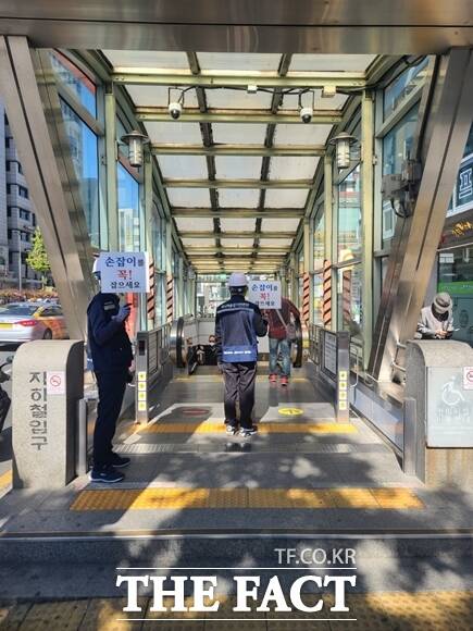 서울교통공사는 일하기를 희망하는 어르신을 대상으로 맞춤형 일자리를 제공하고 있다. 시니어승강기안전단 활동 모습. /서울교통공사