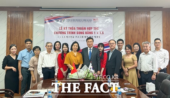 경남정보대학교는 26일 베트남 하노이기술통상대학을 찾아 복수학위과정 개설과 교수 및 학생 교류 등 폭넓은 협력관계 구축을 위한 협약을 체결했다고 밝혔다./경남정보대학교.