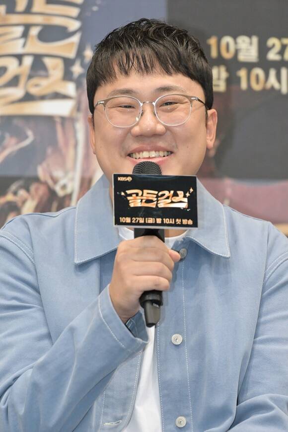 양혁 PD가 KBS 2TV 예능 프로그램 골든걸스 제작발표회에서 이 프로그램을 통해 우리나라에 좋은 음악이 많다는 것을 알리고 싶다고 했다. /KBS