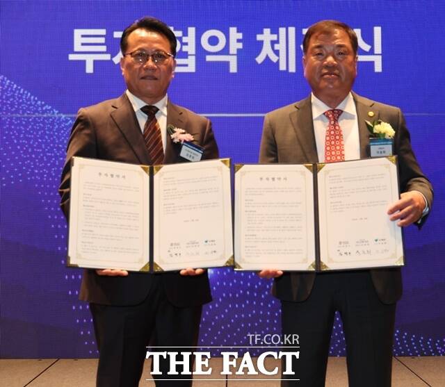 이승화 산청군수(오른쪽)가 ㈜산청F&B와 투자협약을 체결한 후기념 촬영을 하고 있다./산청군