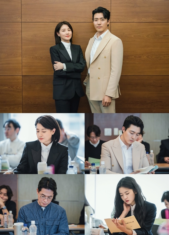 이영애(위쪽 사진의 왼쪽)와 이무생이 연기 호흡을 맞추는 tvN 마에스트라가 12월 첫 방송된다. /tvN